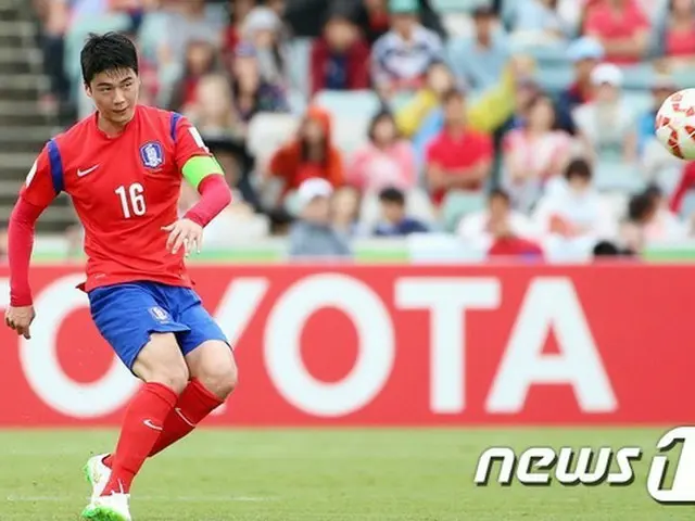 サッカー韓国代表チームでキャプテンは、実力と共にリーダーシップも兼備しなくてはならない。グラウンドで自身の力を発揮することはもちろん、選手たちをひとつにまとめることが重要だ。それだけ責任感が大きい。