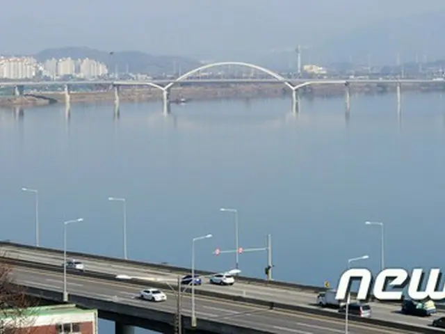 インターネットで出会った10代の女子学生2名が、ソウル市内にある大きな河川、漢江（ハンガン）に飛び込んだものの、救助隊によって救助された。（漢江参考写真 / 提供:news1）