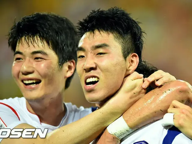 男子サッカー韓国代表“シュティーリケ号”が、イ・ジョンヒョプ（写真右）の先制決勝ゴールで豪州を下し、グループAの1位となって決勝トーナメントに進むことになった。（提供:OSEN）