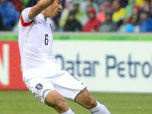 サッカー日本代表の岡崎慎司（28、ドイツ・マインツ）がチームの同僚で親友の韓国代表パク・チュホ（28）の負傷を心配し、気遣った。