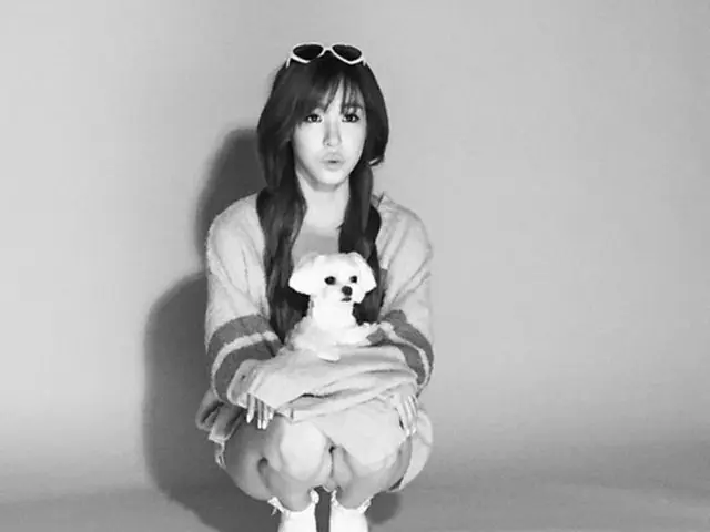 韓国ガールズグループ「少女時代」ティファニーが愛犬プリンスとの2ショット写真を公開し、話題を集めている。（提供:OSEN）