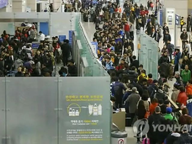 出国する韓国人旅行客でにぎわう仁川空港＝（聯合ニュース）
