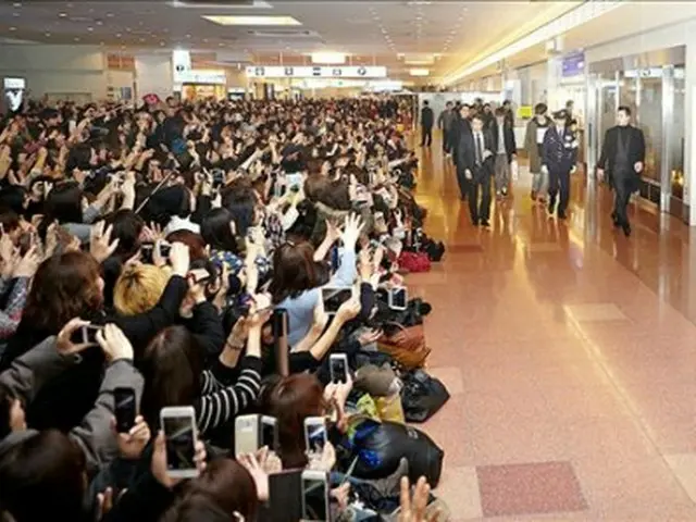 約500人のファンが駆けつけた羽田空港=(聯合ニュース)