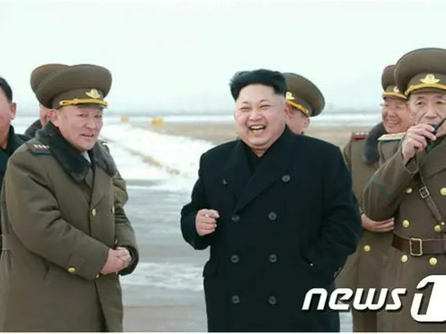 北朝鮮の金正恩（キム・ジョンウン）第1書記が、空軍の追撃機・爆撃機の飛行戦闘訓練を現地指導したと、24日に朝鮮中央通信が報じた。（提供:news1）