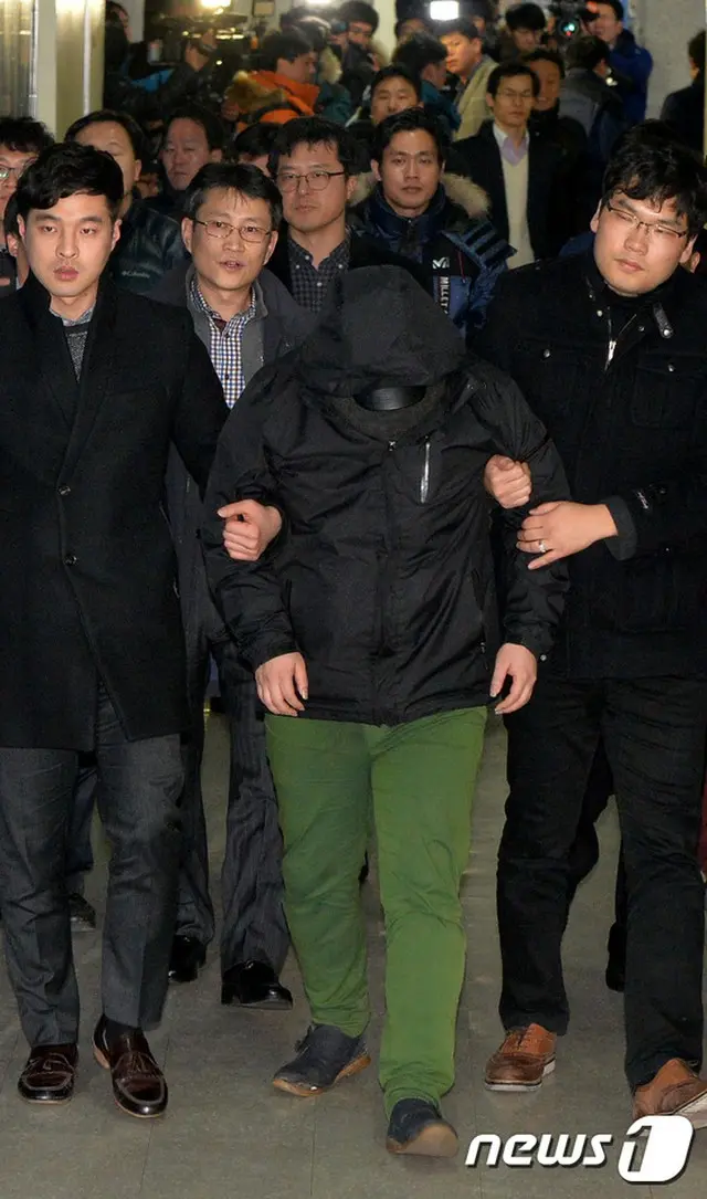 韓国大統領府を爆破すると脅迫した容疑者カン氏（写真中央）が27日、事件を管轄する京畿（キョンギ）地方警察庁に到着した。（提供:news1）