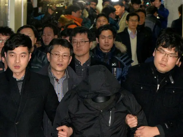 韓国大統領府を爆破すると脅迫した容疑者カン氏（写真中央）が27日、事件を管轄する京畿（キョンギ）地方警察庁に到着した。（提供:news1）