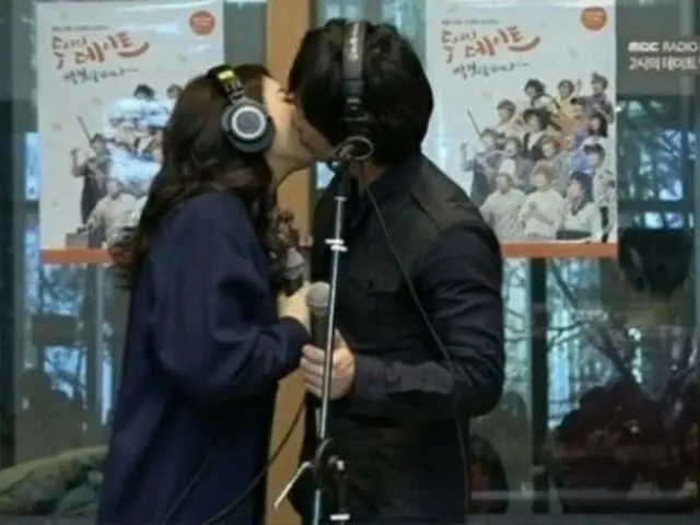 韓国の歌手兼ミュージカル女優パダ（34）と俳優マイケル・リー（41）が生放送中にキスをし、話題だ。（提供:news1）