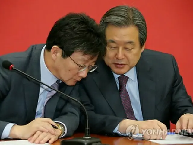セヌリ党新指導部の金党代表（右）と劉院内代表が会話を交わしている＝４日、ソウル（聯合ニュース）