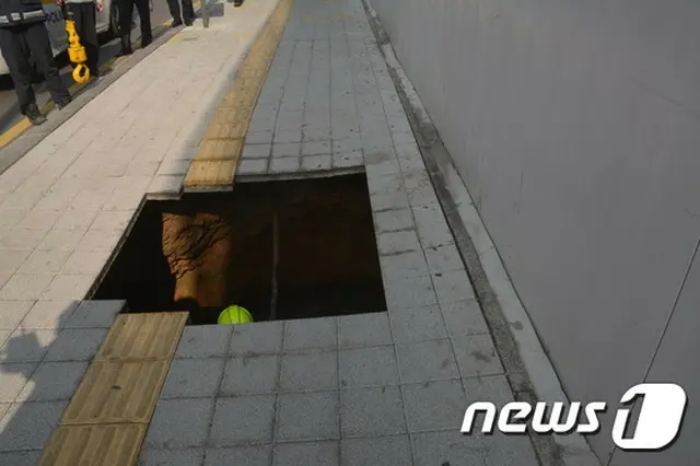 20日午後2時頃、ソウル市龍山（ヨンサン）区の新築工事現場付近の歩道でブロックが陥没し、歩行していた29歳の男性と25歳の女性が穴に落ちて負傷するという事故が発生した。（提供:news1）