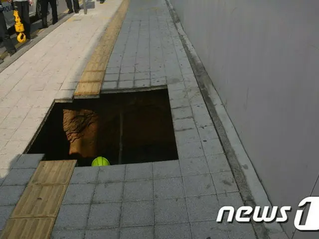 20日午後2時頃、ソウル市龍山（ヨンサン）区の新築工事現場付近の歩道でブロックが陥没し、歩行していた29歳の男性と25歳の女性が穴に落ちて負傷するという事故が発生した。（提供:news1）