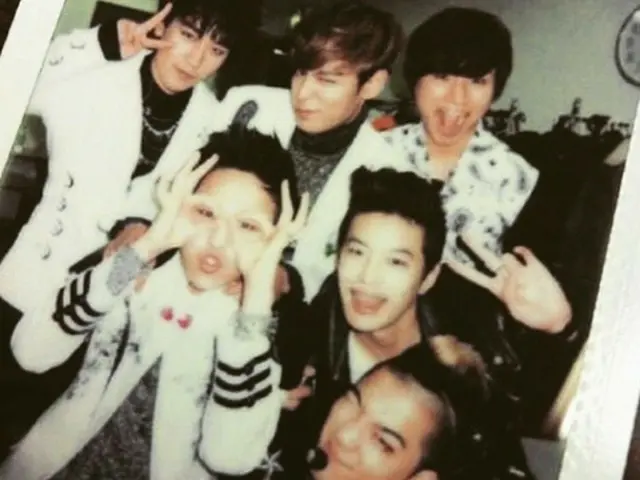 韓国男性グループ「BIGBANG」G-DRAGONがSE7ENと一緒に撮った過去の写真を公開して目を引いている。（提供:OSEN）