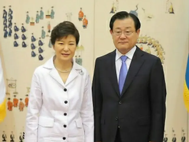 朴大統領（左）と李丙ギ氏＝（聯合ニュース）