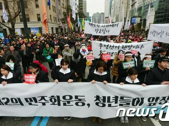 週末のソウルのあちこちで政府の政策を批判する大規模集会が行われた。（提供:news1）