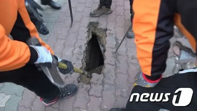 1日午後5時54分頃、韓国・ソウル市北部の道峰（ドボン）区の歩道ブロックに地下管破損によって穴が開いた。（提供:news1）