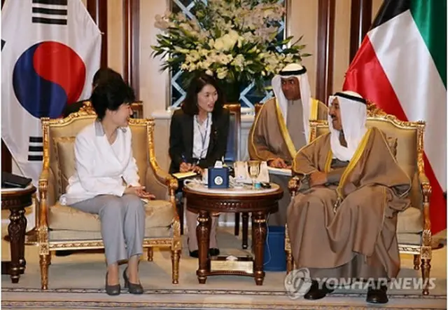 サバハ首長と会談する朴槿恵大統領＝２日、クウェート（聯合ニュース）