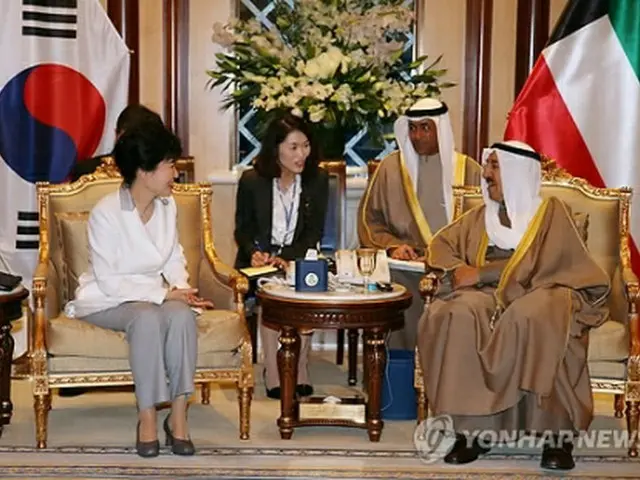 サバハ首長と会談する朴槿恵大統領＝２日、クウェート（聯合ニュース）