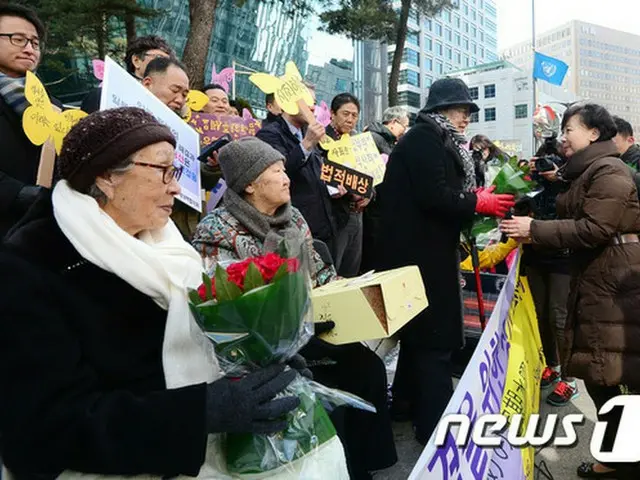 第1168回旧日本軍慰安婦問題の解決ための「水曜集会」は近づく107周年女性人権の日（3月8日）を記念して、慰安婦被害者にバラを渡し、始められた。（提供:news1）