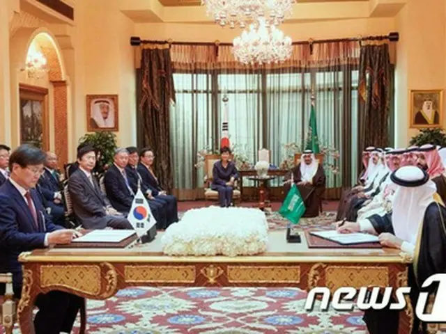 サウジアラビアを訪問中の朴槿恵（パク・クネ）大統領は4日（日本時間）、クウェートに続き、サウジアラビアでも両国企業・機関が大挙参加するビジネスフォーラムに参加した。（提供:news1）