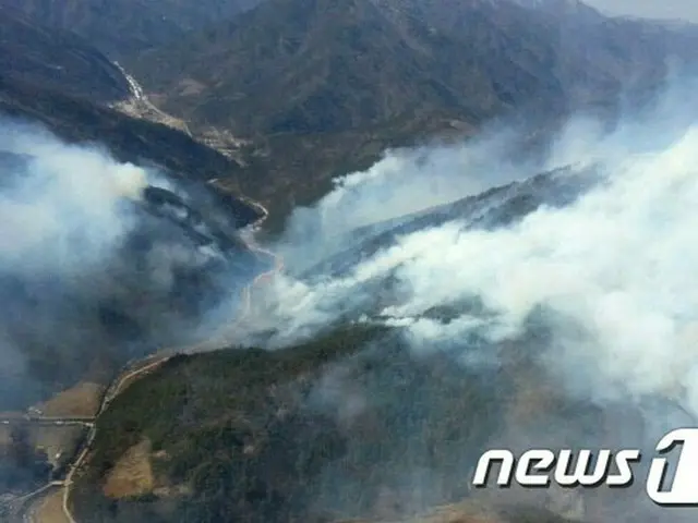 4日午前11時40分ごろ、韓国北東部にある江原道旌善（チョンソン）郡の住宅で火災が発生し、住宅1棟と近隣のペンション1棟が全焼して、さらに近くの山に火が移り、現在、鎮火作業を続けている。（提供:news1）
