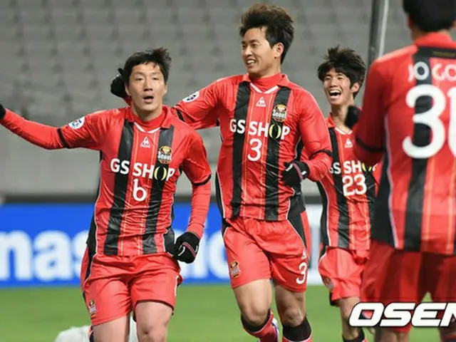 韓国・FCソウルのキム・ジンギュ（写真左）の決勝ゴールで鹿島アントラーズを制圧し、ACL初勝利を飾った。（提供:OSEN）