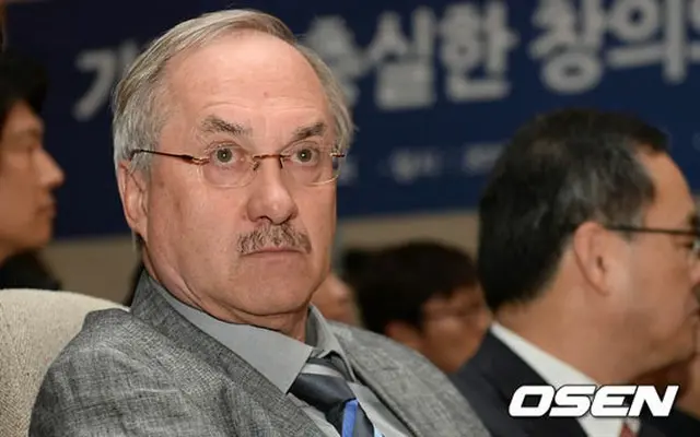 韓国サッカー代表チームのウリ・シュティーリケ監督が11日、坡州NFCで開かれた「2015大韓サッカー協会ゴールデンエイジ」にプログラム出征式に参加した。（提供:OSEN）