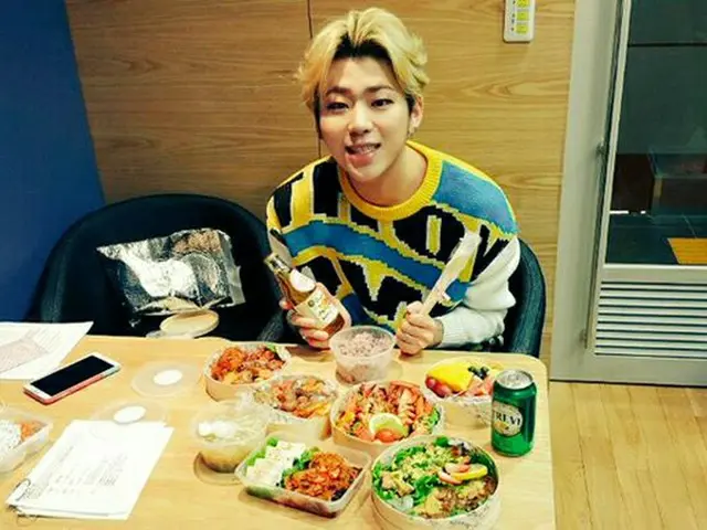 人気グループ「Block B」のジコが、ファンからの差し入れ弁当に幸せを感じている様子を見せた。（提供:OSEN）