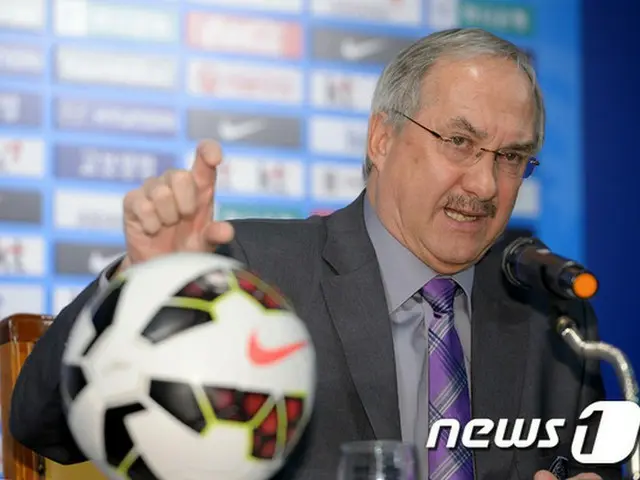 ウリ・シュティーリケ監督（60）は17日午前、ソウル市内のサッカー会館で4期代表メンバーを発表した。