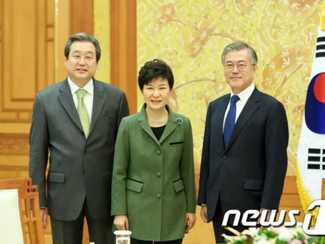 韓国大統領府が18日、前日の3者会合でムン・ジェイン（文在寅）新政治民主連合代表が「政府の経済政策は失敗した」と指摘したことに反論した。