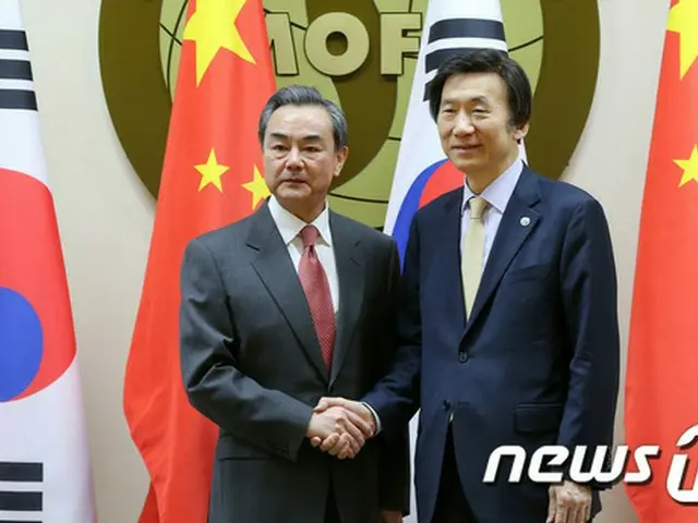 日中韓の3カ国外相会談に出席のため訪韓中の王毅中国外相（写真左）は、21日午前、ソウル市内にある外交部庁舎で尹炳世韓国外相（写真右）との中韓外相会談を開いた。（提供:news1）