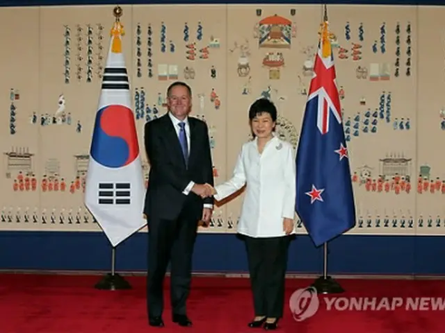 首脳会談前に握手する朴大統領（右）とキー首相＝２３日、ソウル（聯合ニュース）