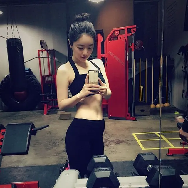韓国女優ホン・スア（28）が、運動中に鍛えられた腹筋とくびれたウエストを公開した。（提供:OSEN）