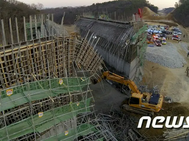 25日午後5時18分頃、韓国ソウル近郊の京畿道龍仁市南四～華城市東灘を結ぶ道路の橋脚建設現場でコンクリート建造物が崩壊し、作業員16名が10mほど落下した。（提供:news1）