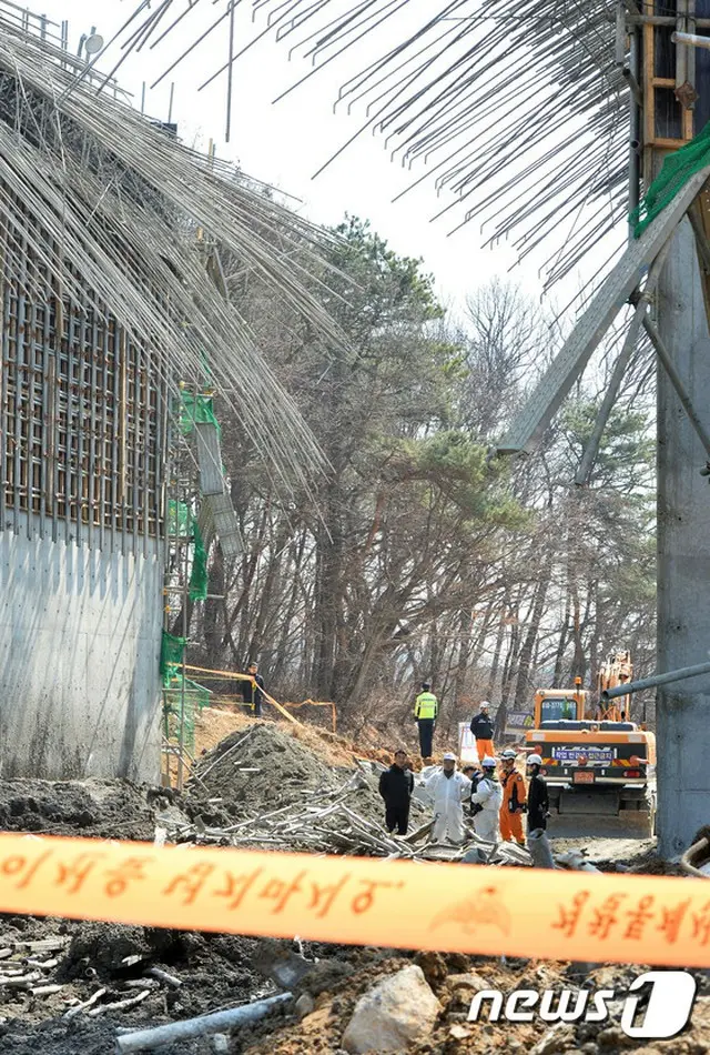 25日午後5時過ぎ、韓国ソウル近郊道路の橋脚建設現場でコンクリート建造物が崩壊した事故に関して、警察は韓国土地住宅公社とロッテ建設、下請け業者など4か所に対し家宅捜索に出た。（提供:news1）