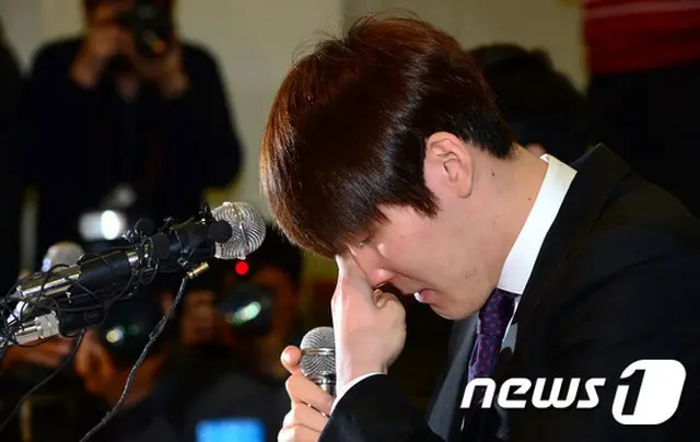 ドーピング陽性反応により18か月間の資格停止となった韓国の競泳選手パク・テファン（朴泰桓、26）が、きょう（27日）記者会見を開き、「心から反省している」と涙をみせた。（画像:news1）