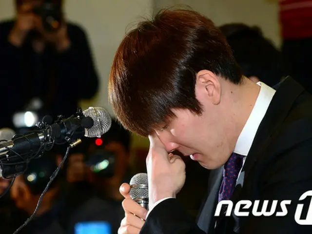ドーピング陽性反応により18か月間の資格停止となった韓国の競泳選手パク・テファン（朴泰桓、26）が、きょう（27日）記者会見を開き、「心から反省している」と涙をみせた。（画像:news1）