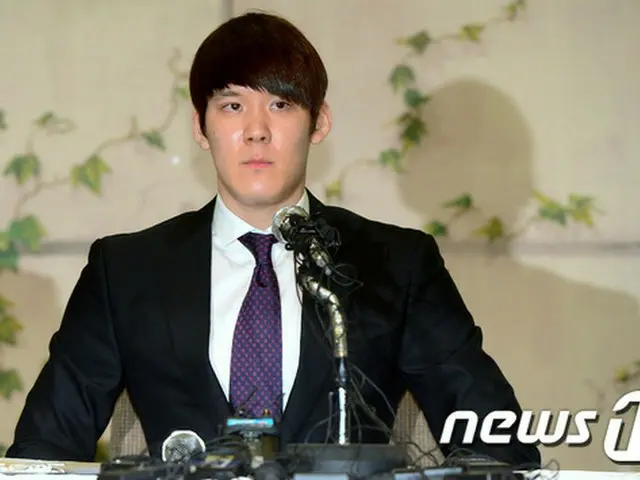 韓国水泳の「英雄」として、国民的人気を誇るパク・テファン（26）が禁止薬物の使用により、18か月間の資格停止処分が下った。2015年3月27日、記者会見で涙を流しながら謝罪した。（画像提供:news1）