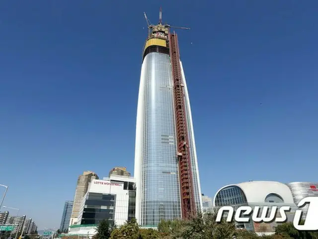 27日午後3時12分頃、韓国・ソウル市にある第2ロッテワールドのタワー棟6階で建設作業員が墜落する事故が発生した。（提供:news1）