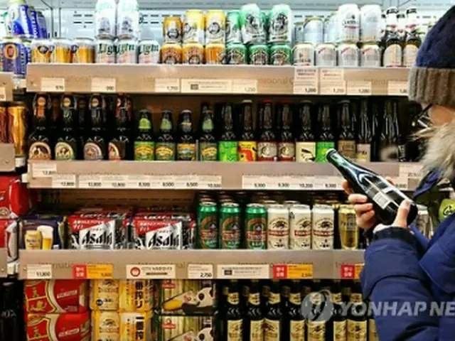 日本のビールが多く並ぶソウル市内の大型スーパー＝（聯合ニュース）