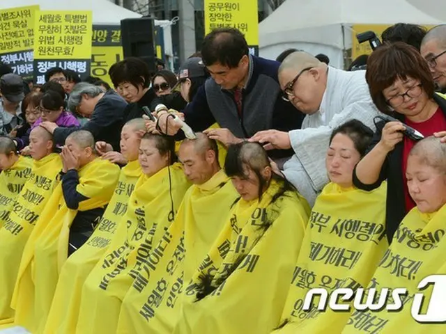 セウォル号沈没事故の遺族らが韓国政府が前日に公開したセウォル号事故被害者への賠償・補償案を糾弾し、決意の意味で散髪式をおこなった。（提供:news1）