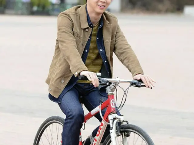 ユチョン（JYJ）が、SBSドラマ「匂いを見る少女」の撮影中に、自転車に乗って余裕を楽しむ様子が公開された。（提供:OSEN）