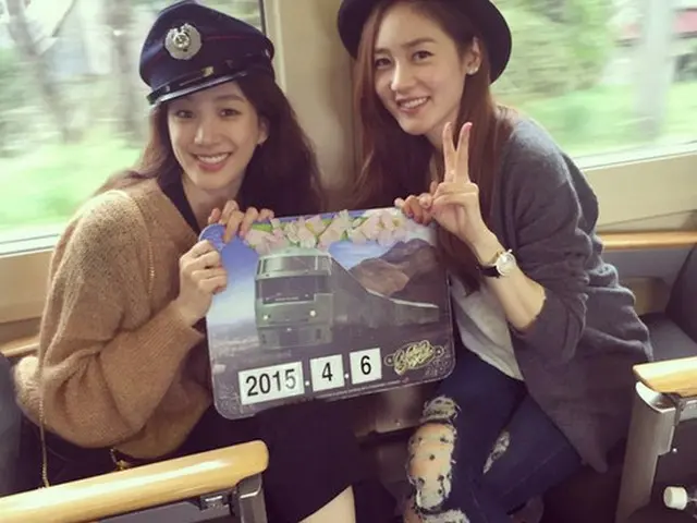 韓国女優チョン・リョウォンとソン・ユリが、キュートな2ショットを公開した。（提供:OSEN）