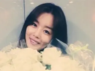「Secret」ソナ、ファンがプレゼントした「純白のバラ」の中でにっこり笑顔