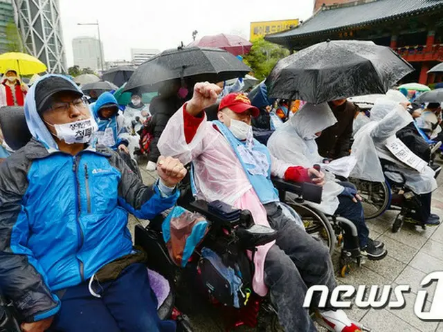 障害者の日である20日、韓国の障害者団体の会員らは障害者の移動権保障を要求し行進する中、集会を統制していた警察が「皆さんも障害者になる可能性がある」と述べ、反発を買った。
