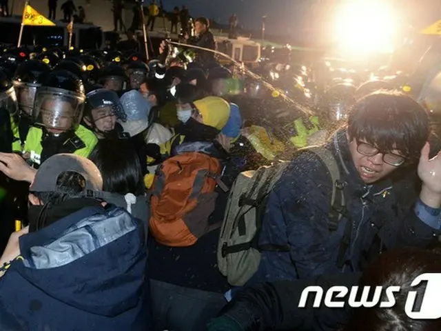 セウォル号追悼集会の際に連行した人たちから携帯電話を無分別に押収捜索したという市民団体の主張に対して、韓国警察は「合法な手続きによるものだ」と述べた。（提供:news1）