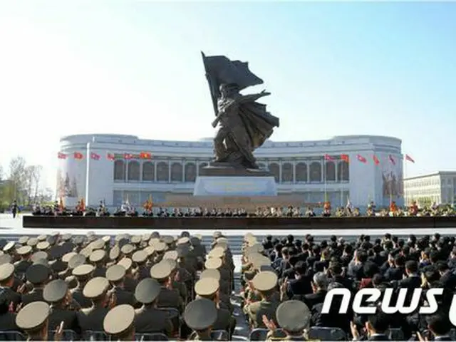 北朝鮮は、朝鮮人民軍創建83年を迎えた25日、軍最高司令官である金正恩（キム・ジョンウン）第1書記に対する忠誠を強調した。（写真は中央報告大会の様子 / 提供:news1）