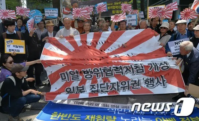 韓国政府が30日、安倍首相が米議会の上下両院合同会議でおこなった演説において、「とても遺憾」という立場を表明した。日本大使館前では抗議集会がおこなわれた。