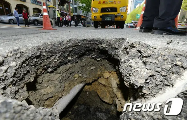 30日午後3時42分頃、ソウル市江南（カンナム）区の製鉄会社ポスコ（POSCO）社屋前にある交差点近くの道路で深さ1.5m、直径0.3mの穴が開いた。（提供:news1）
