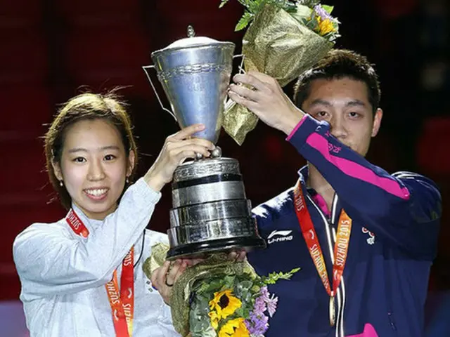 中韓ペアの許シン（中国）、ヤン・ハウン（韓国）が、世界卓球選手権大会の混合ダブルスで金メダルを獲得した。（提供:OSEN）