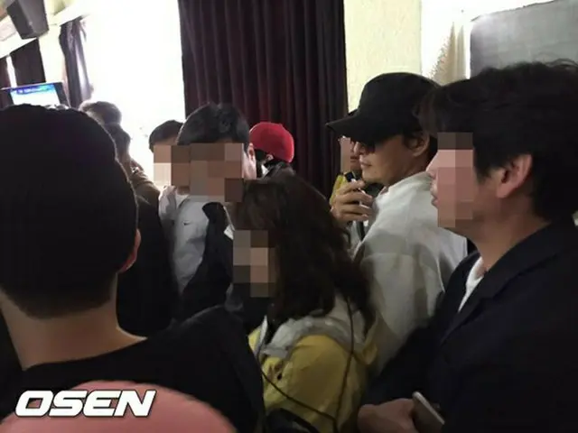 韓国俳優ペ・ヨンジュン（42）が同じ所属事務所の後輩キム・ヒョンジュン（28）の入所式を見守り、入隊前の最後まで特別な情を見せた。