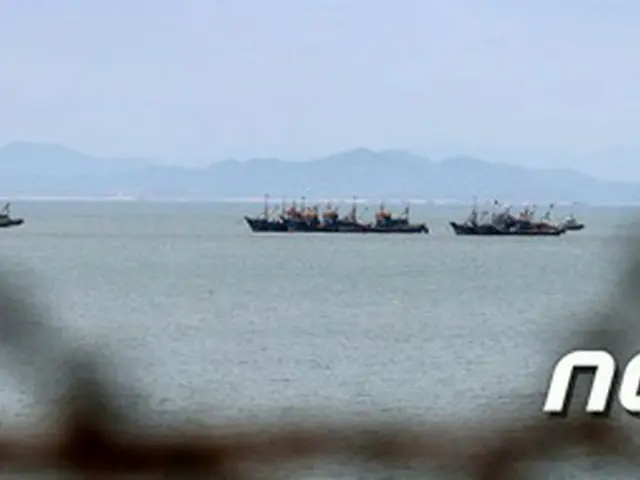 北朝鮮が「13日午後3時から15日まで黄海のNLL（北方限界線）北側海域で射撃を実施する」と13日に明らかにした。（写真は7日NLL付近に集まる中国漁船 / 提供:news1）